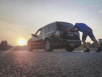 Rekord świata w pchaniu auta